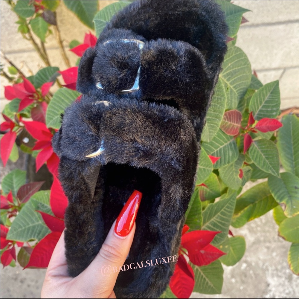 “Izzie” Fur Slide ✨